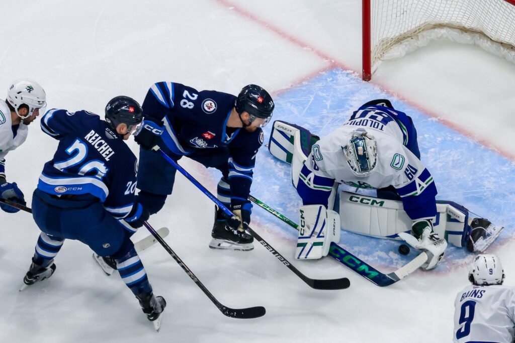 Мікіта Талапіла робіць сэйв. Фота Abbotsford Canucks.